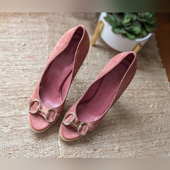 Gucci • Pink Champagne / Rose Suede Peep Toe Platform Pumps - Picture 2 of 7